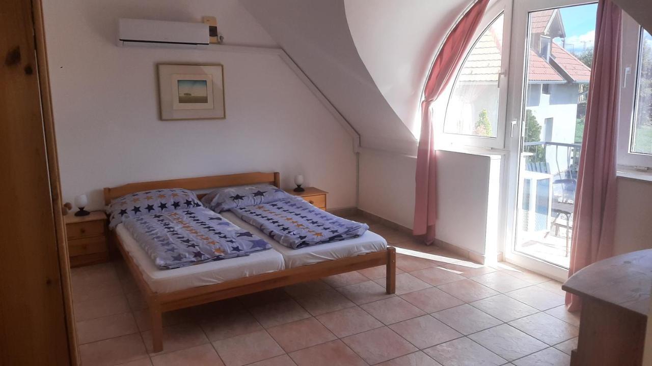 Zoeldhaz Panzio Bed & Breakfast Gyenesdiás Exterior photo